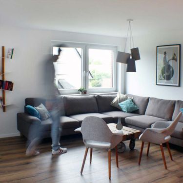 Wohnzimmer Regal Sofa Sessel Tisch Formfreund Holzmanufaktur